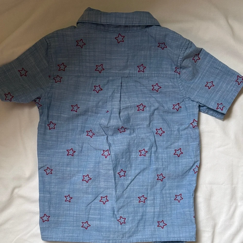Cat & Jack Blue and red Short-Sleeve Button-Down with Red Star Accents Size 5T - Picture 4 of 4